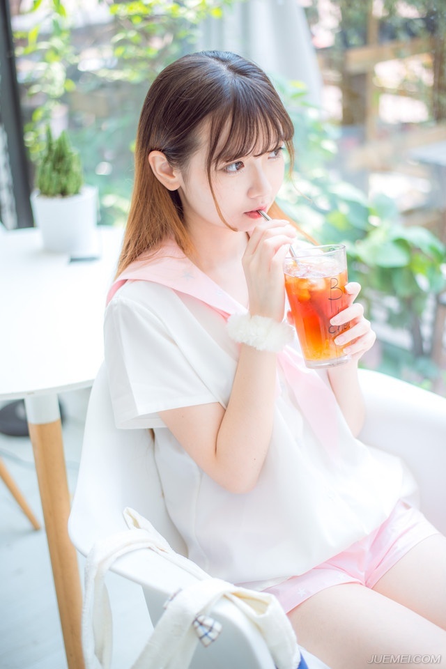 “庞先生误会，此乃刘璝一人之言，与我等无关，我等并无此意。”大帐中，短暂的寂静之后，一名武将突然站出来，微笑着来到庞统身边，瞪眼看向两名刘璝的亲卫，厉声喝道：“大胆，还不松开庞先生。”